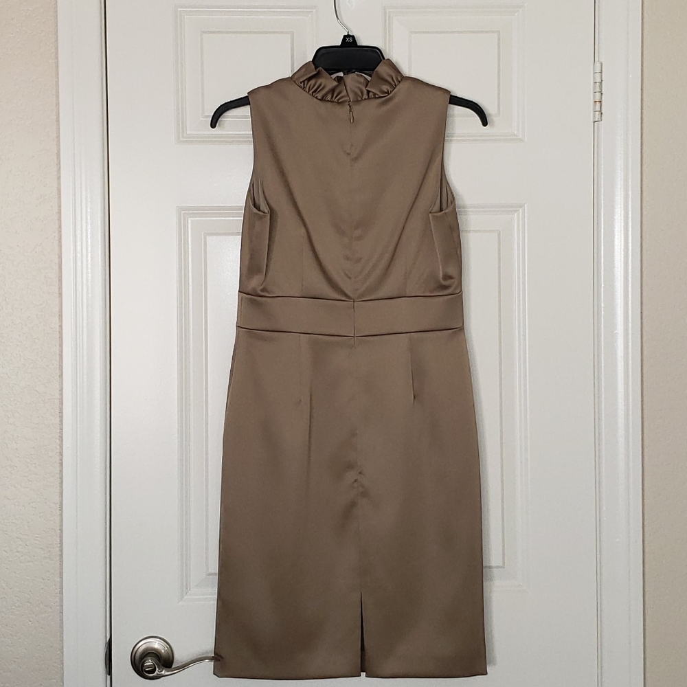 JESSICA HOWARD SIZE 4P RUFFLED V NECLINE SHEATH DRESS (NECKLACE NOT INCLUDED) - Picture 7 of 10
